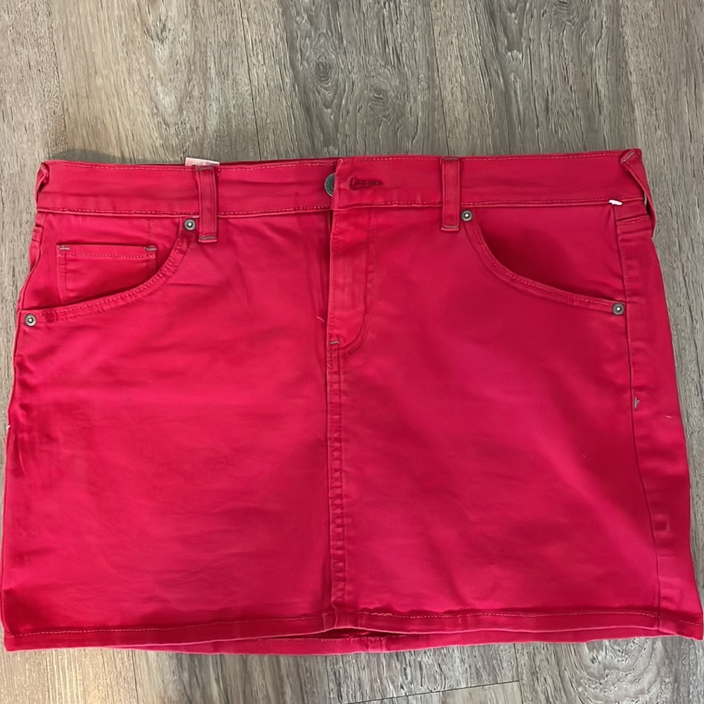 Old Navy brand ladies red skirt in size 14. Material is 99% cotton 1% spandex.